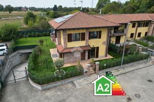 VILLA A SCHIERA A PAVIA