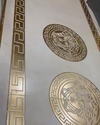 Tavolo Elegante Stile Versace con Sedie Imbottite