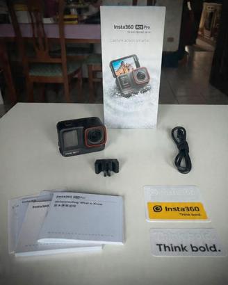 Insta360 Ace Pro con accessori