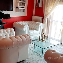 2 Poltrone Chesterfield in vera pelle bianca