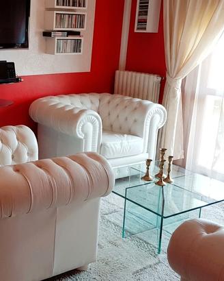 2 Poltrone Chesterfield in vera pelle bianca