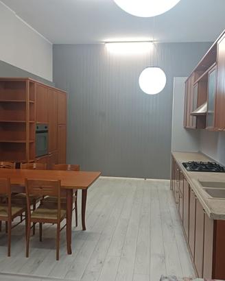 cucina in legno con elettrodomesti