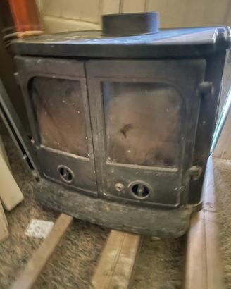 Stufa a legno in ghisa