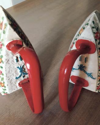 Ferri da stiro antichi decorati a mano. 