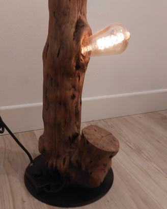 lampada in legno di corniolo