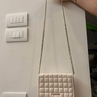 Borsa a tracolla Bershka crema con catena dorata