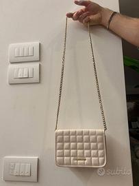 Borsa a tracolla Bershka crema con catena dorata