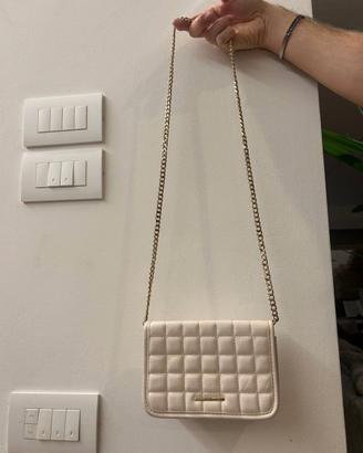 Borsa a tracolla Bershka crema con catena dorata