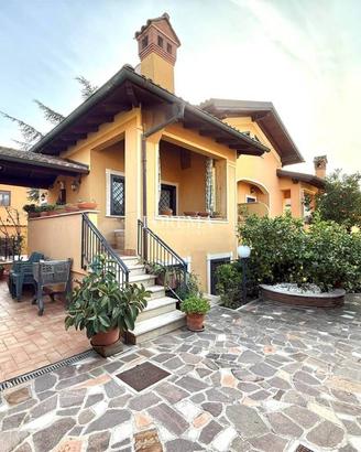 Villa di 180 m² con più di 5 locali a Roma