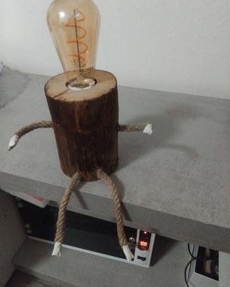 lampada con base in legno 