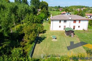 BIFAMILIARE CON 1000 MQ DI GIARDINO