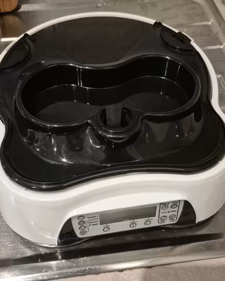 Distributore automatico di cibo per cani e gatti