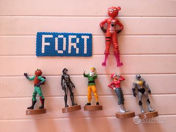 Personaggi Fortnite con piedistallo