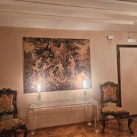 lumi + arazzo e poltrone del 700 