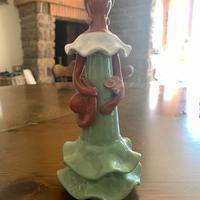 Statuina di donna con cappello