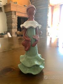 Statuina di donna con cappello