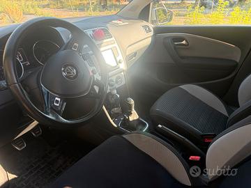 Automobile volkswagen polo cross
