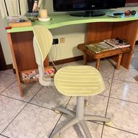 Scrivania e sedia girevole