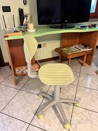 Scrivania e sedia girevole