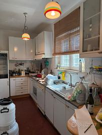 Cucina bianca e legno miele