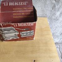 Macchina per fare la pasta. In ferro