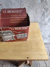 Macchina per fare la pasta. In ferro