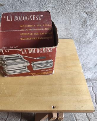 Macchina per fare la pasta. In ferro