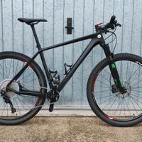 Cube Reaction front suspended in carbonio