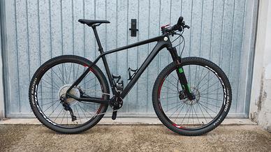 Cube Reaction front suspended in carbonio