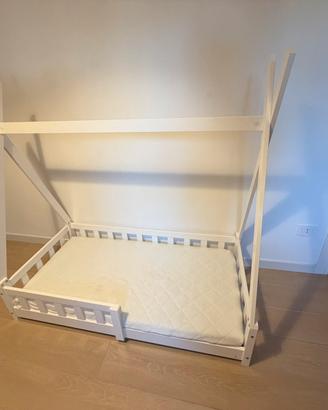 Lettino montessoriano compreso di materasso.