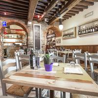 SEDIE IMPAGLIATE E TAVOLI PER RISTORANTI PIZZERIE