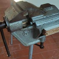 Morsa da banco in ferro peso 5,1 Kg ganasce 6 cm