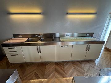 Cucina Boffi con piano di lavoro inox