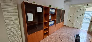 Arredamento d'ufficio completo di reception 
