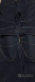 Pantaloni da moto dotati di protezioni