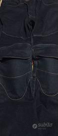 Pantaloni da moto dotati di protezioni