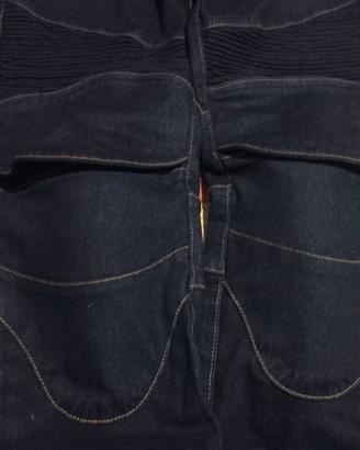 Pantaloni da moto dotati di protezioni