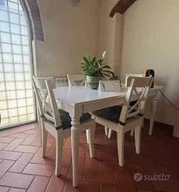IKEA-Tavolo con sedie e armadio