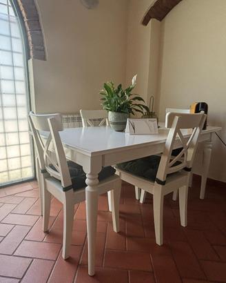IKEA-Tavolo con sedie e armadio