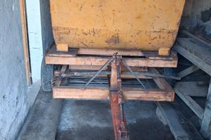 carrello con vasche da uva