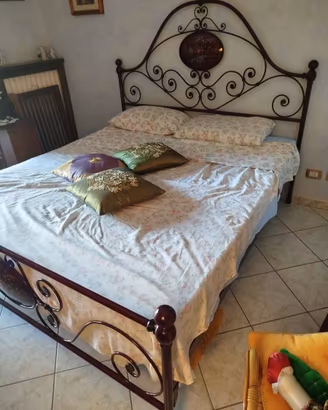 Letto  in ferro battuto  e due materassi
