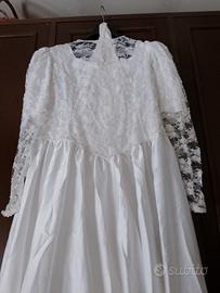 Abito da sposa in pizzo e gonna in raso bianco 