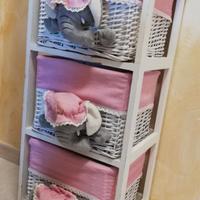 Cassettiera bimba con elefantino e ceste in vimini