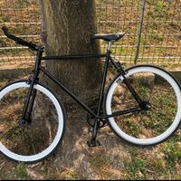 Bicicletta scatto fisso