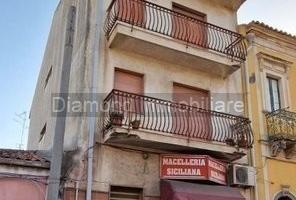 Palazzetto su 4 livelli con locale commerciale