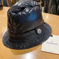 Cappello “Moncler” in piuma