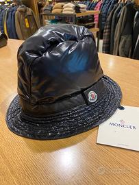 Cappello “Moncler” in piuma