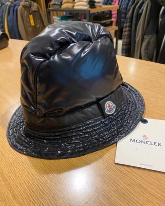 Cappello “Moncler” in piuma