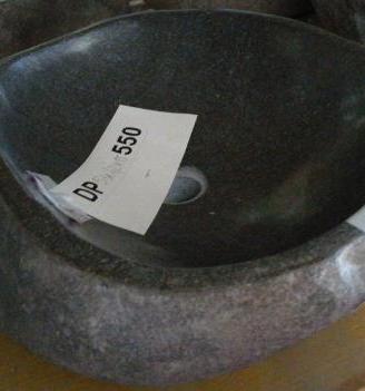 Lavandino in pietra sia esterno che interno