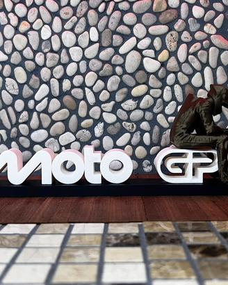 Insegna moto gp con pilota